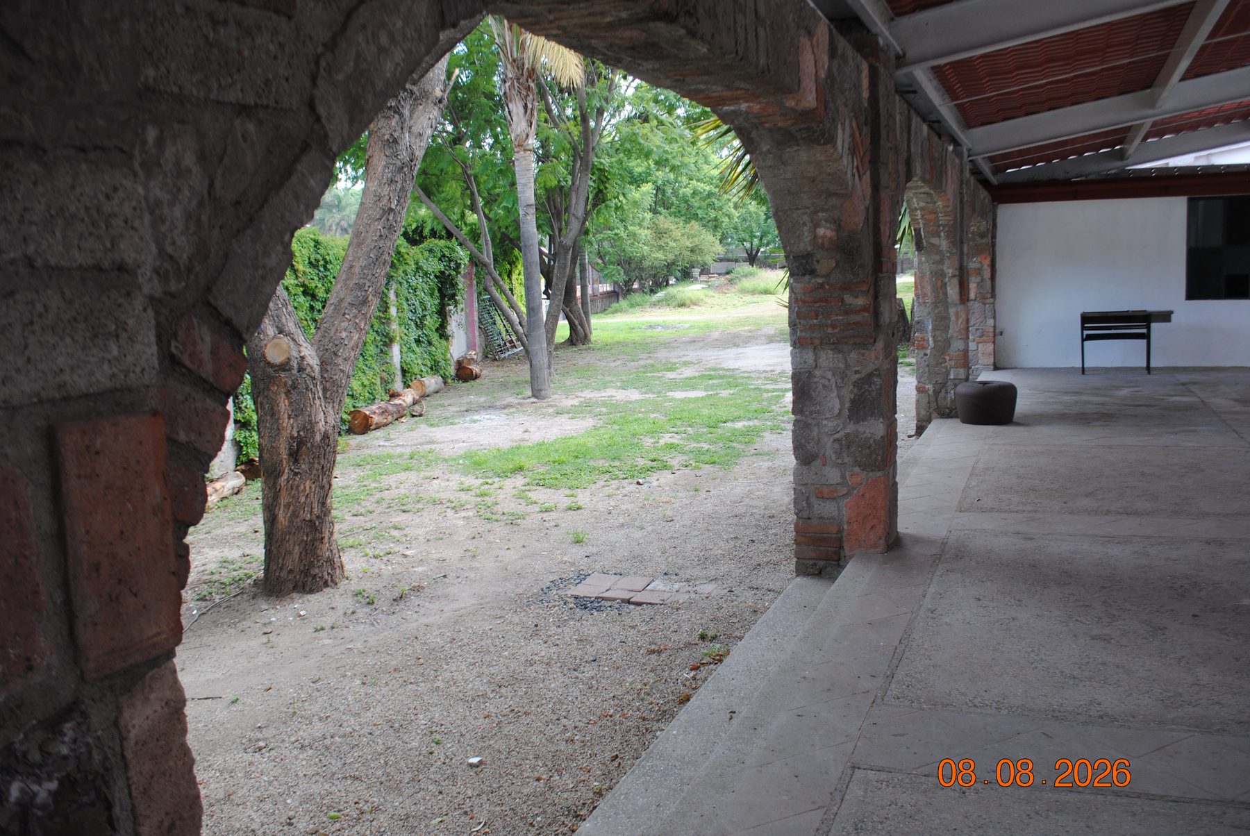 Vista a través de los arcos de piedra hacia el jardín