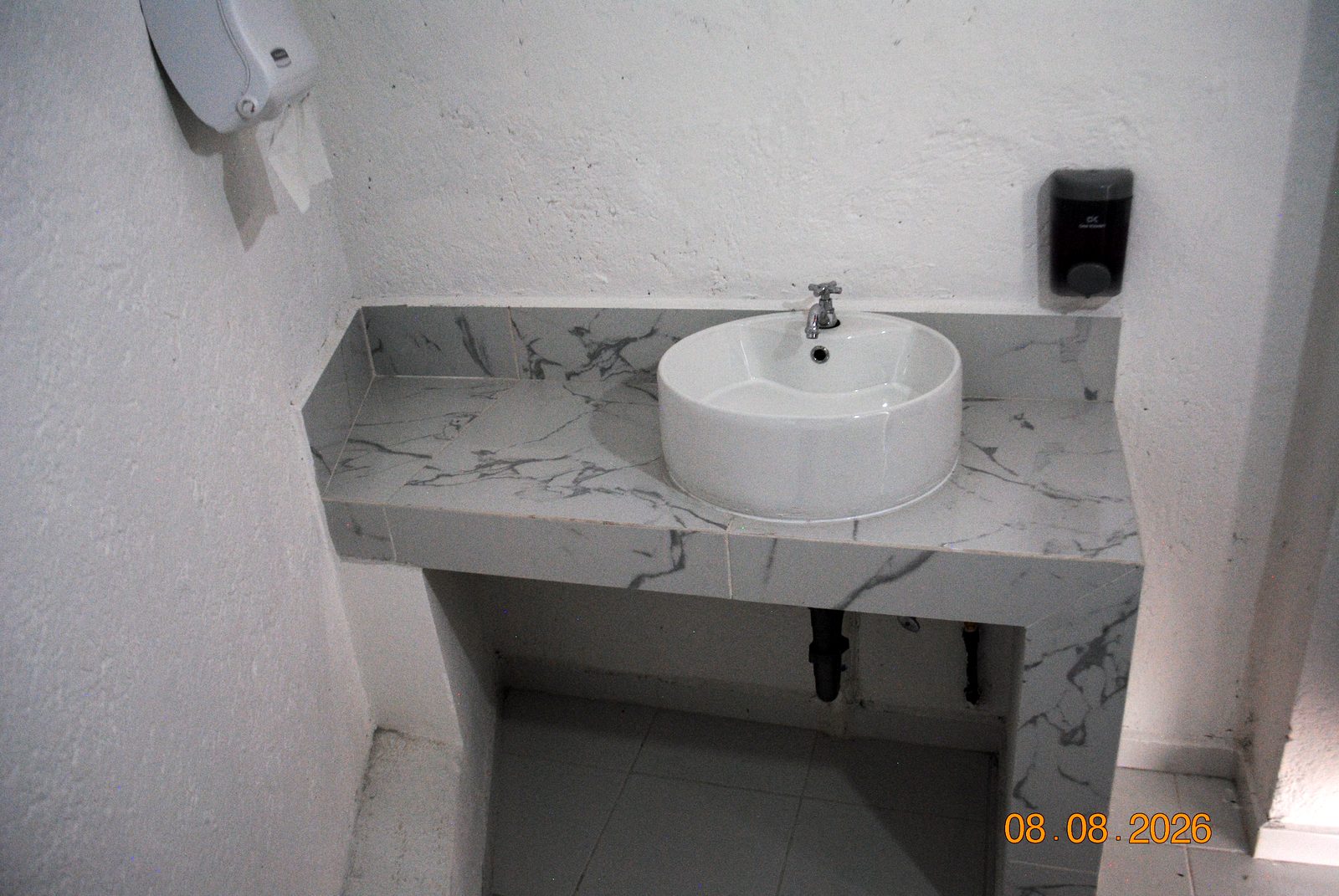 Lavabo de mármol dentro de los baños