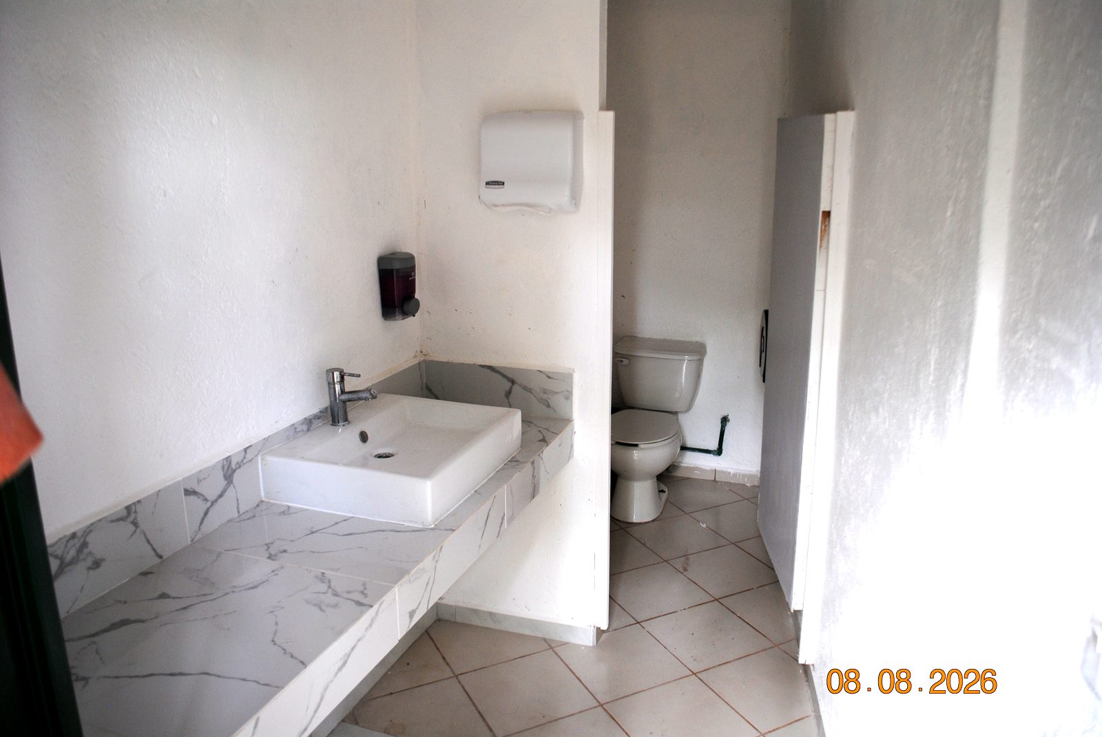 Interior de baño con lavabo y sanitario