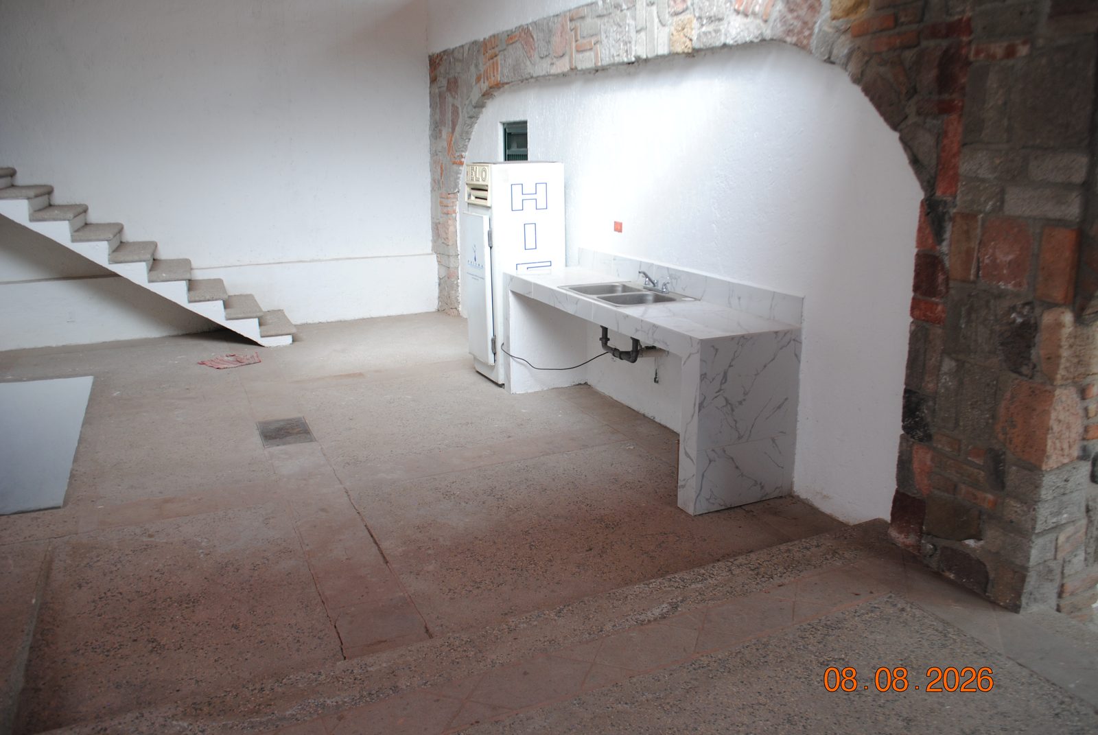 Barra de servicio con lavabo dentro del área de preparación