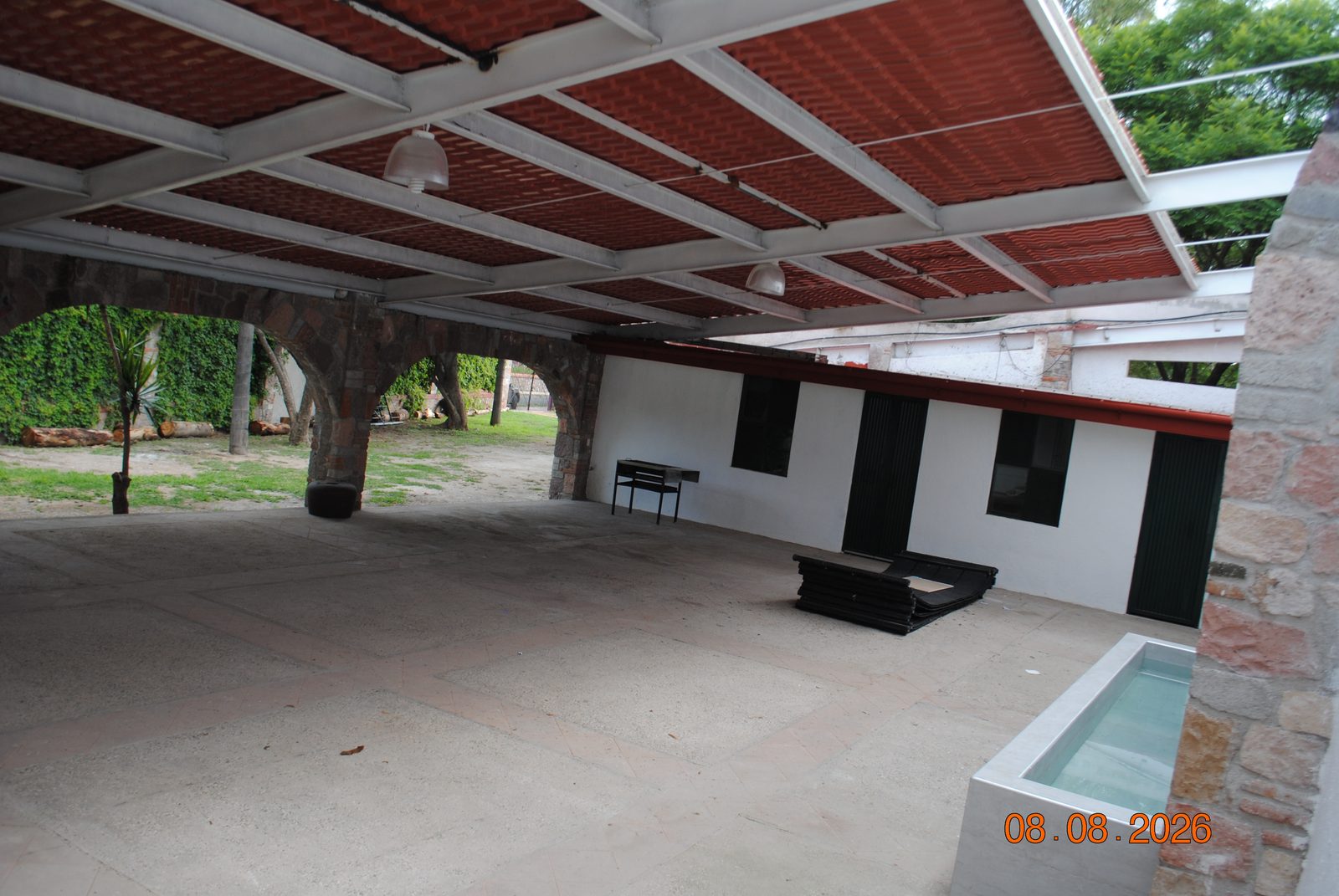 Interior de la terraza techada con vista a los arcos